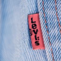 Si todavía no tienes la tuya es el momento de hacerte con esta chaqueta Levi's: la más famosa de todas (que además es unisex)
