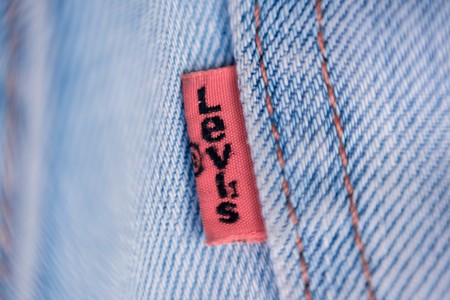 Si todavía no tienes la tuya es el momento de hacerte con esta chaqueta Levi's: la más famosa de todas (que además es unisex)