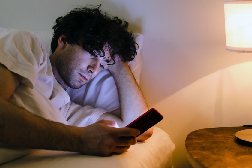 El móvil por la noche: ventajas e inconvenientes de dejarlo encendido, apagado o con el modo no molestar