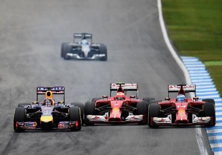 Fernando Alonso lucha con Sebastian Vettel