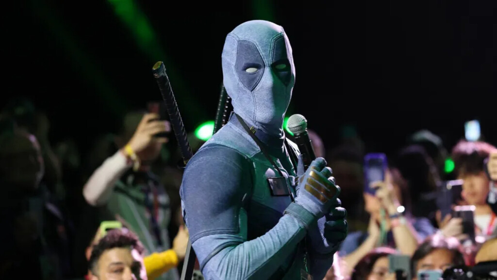 Deadpool irrumpe en plena presentación de 'Vengadores: Doomsday' pidiendo un papel en la película. "¿Cuándo empezáis a grabar?"