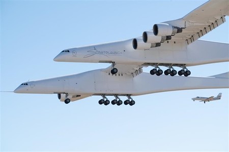 El Stratolaunch completa su primer vuelo: se inicia así una nueva plataforma de lanzamiento espacial