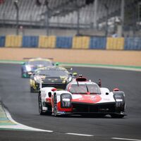 Locura en la salida de las 24 Horas de Le Mans: accidente del Toyota #8 y trompo para el Alpine bajo la lluvia 