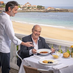 El restaurante favorito de Antonio Resines para comer marisco y pescado fresco en el Cantábrico está escondido en la terraza de un hotel 