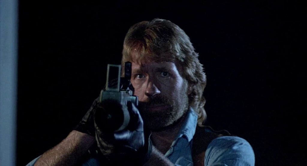Ha muerto Chuck Norris, pero siempre lo recordaremos por protagonizar una de las películas de acción más ochenteras y majaras de la historia