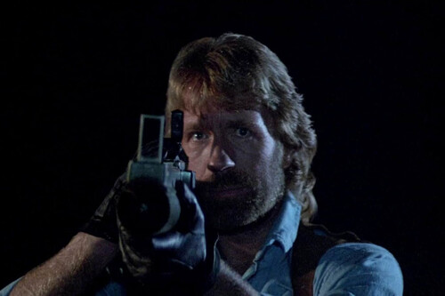 Ha muerto Chuck Norris, pero siempre lo recordaremos por protagonizar una de las películas de acción más ochenteras y majaras de la historia 