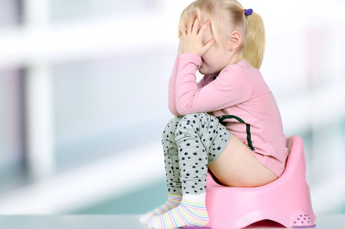 Mi hijo tiene miedo a hacer caca: por qué le ocurre y cómo puedes ayudarle