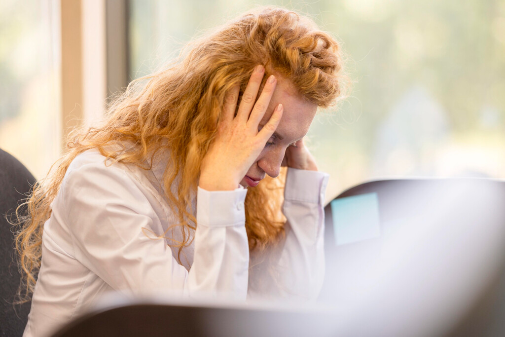 Ese largo suspiro tras una bronca en el trabajo no es falta de aire: es tu amígdala "hipertrofiada" reseteando tu cerebro 