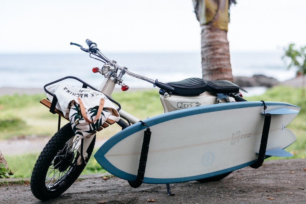 ¿Ganas de playa? Cuando las míticas Honda Super Cub van a hacer surf nacen estas 5 maravillas de Deus Ex
