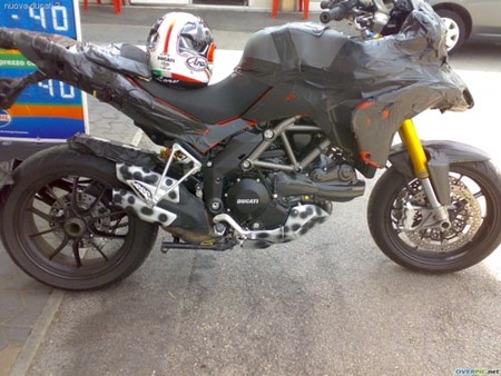 Ducati Stradaperta 1200 pillada en la calle