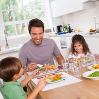 Los hábitos a la hora de comer que todos los niños deben aprender 