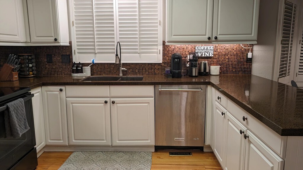 Era una cocina de los años 90 que pedía a gritos una reforma: así se transformó sin obras y de forma low cost por poco más de 400 euros 