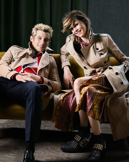 Burberry presenta una nueva campaña con Edie Campbell y Callum Turner para el público joven