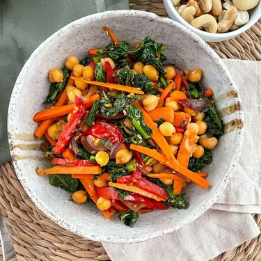 La combinación de verduras y garbanzos es mi salvación para una cena fácil y deliciosa sin recurrir a la carne  