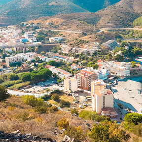 Un paseo marítimo que mira al Mediterráneo, buenas playas y buen pescado: la sorpresa no tan conocida de la Costa Brava 