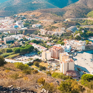 Un paseo marítimo que mira al Mediterráneo, buenas playas y buen pescado: la sorpresa no tan conocida de la Costa Brava 