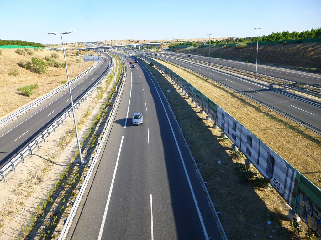 Desatascar Madrid no es tarea fácil, pero los vecinos de Colmenar Viejo y Tres Cantos creen tener la solución: cerrar la M-50