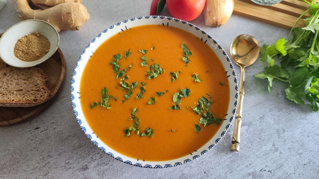 Sopa de tomate india al estilo railway, el plato que triunfaba en los trenes