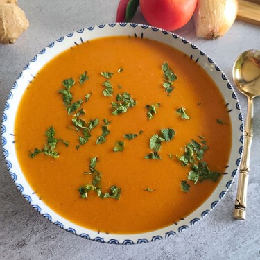 Sopa de tomate india al estilo railway, el plato que triunfaba en los trenes 
