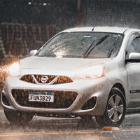 Parece inacreditável, mas toda vez que chove, seu carro pode receber descargas elétricas de mais de 1.000 volts que podem danificar a pintura 