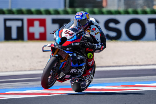Toprak Razgatlioglu es el nuevo líder del mundial de Superbikes logrando la primera victoria de BMW en Misano