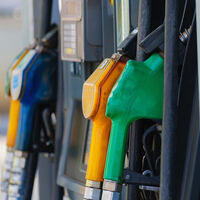 El nuevo combustible que verás pronto en las gasolineras se llama E20, y puede hacer que te quedes tu moto vieja y no compres una eléctrica 