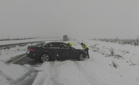 Alrededor de 400 carreteras están afectadas por nieve y hielo, y 56 de ellas cortadas