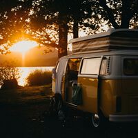 Media España mirando al cielo y tú en el sitio perfecto: dónde ver el eclipse solar de 2026 si viajas en camper