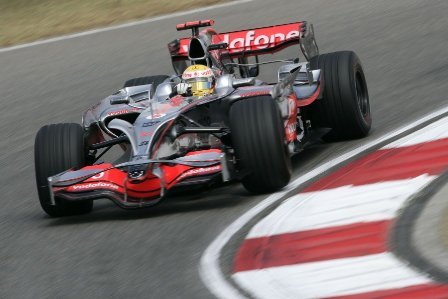 Lewis Hamilton gana la primera batalla en China