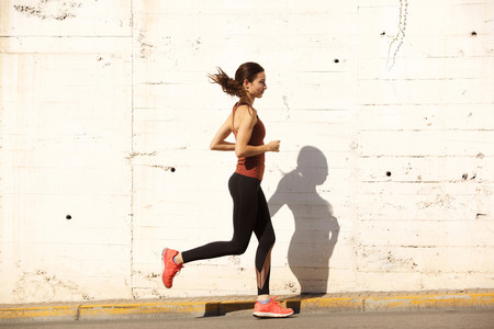 ¿Te duele la cabeza después de correr? Estas son las posibles causas (y cómo puedes evitarlo)
