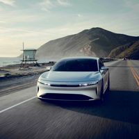Arabia quiere reducir su dependencia del petróleo con coches eléctricos. Si no es con Tesla, será con Lucid Motors