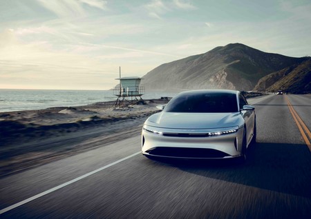 Arabia quiere reducir su dependencia del petróleo con coches eléctricos. Si no es con Tesla, será con Lucid Motors
