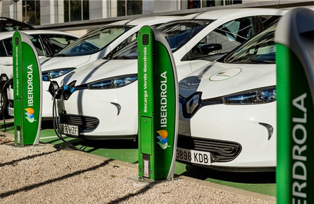 Iberdrola se alía con Ballenoil para instalar puntos de carga para coches eléctricos en sus gasolineras 'low cost'