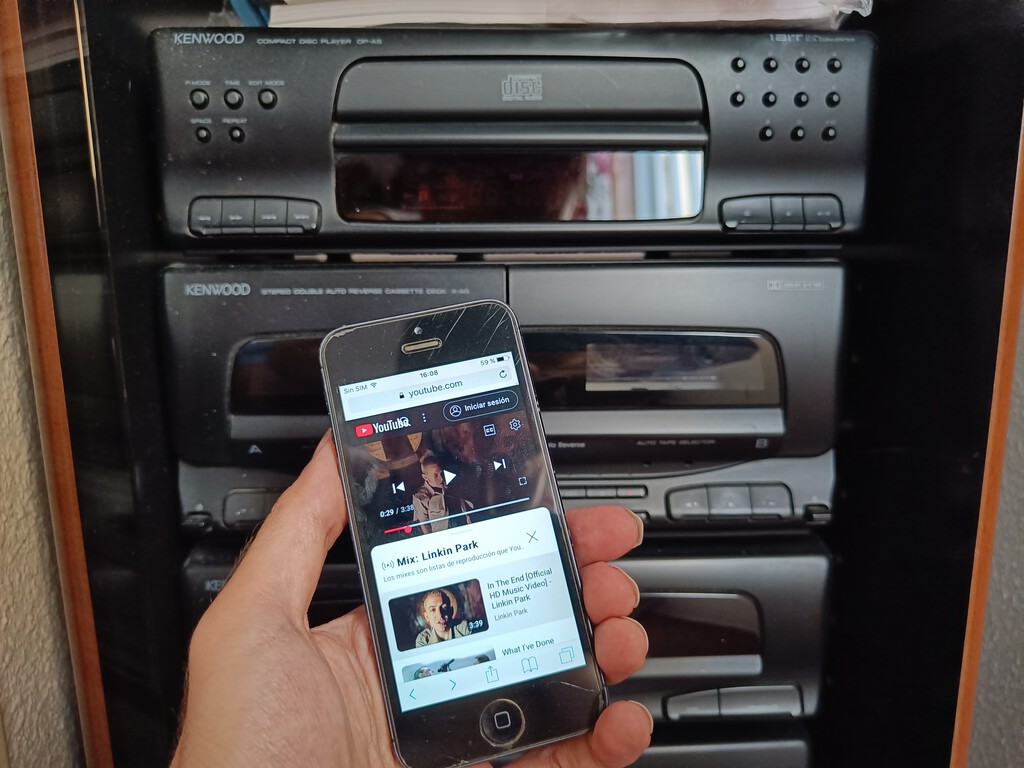 Quería deshacerme de mi iPhone 5 hasta que le encontré una segunda vida: revivir una minicadena 