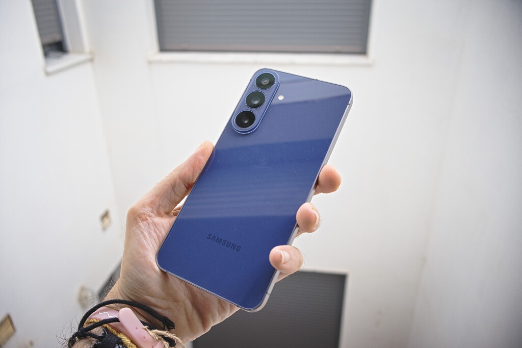 Samsung Galaxy S26 FE, análisis: tener una pantalla 'Plus' por 200 euros menos tiene truco (y bastante sentido)