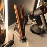 Se acabó dañar el pelo con las planchas: Dyson no sólo tiene unas planchas de aire caliente, también las tiene rebajadas