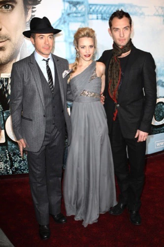 Jude Law y Robert Downey Jr, dos estilos muy elegantes en la premiere de Sherlock Holmes