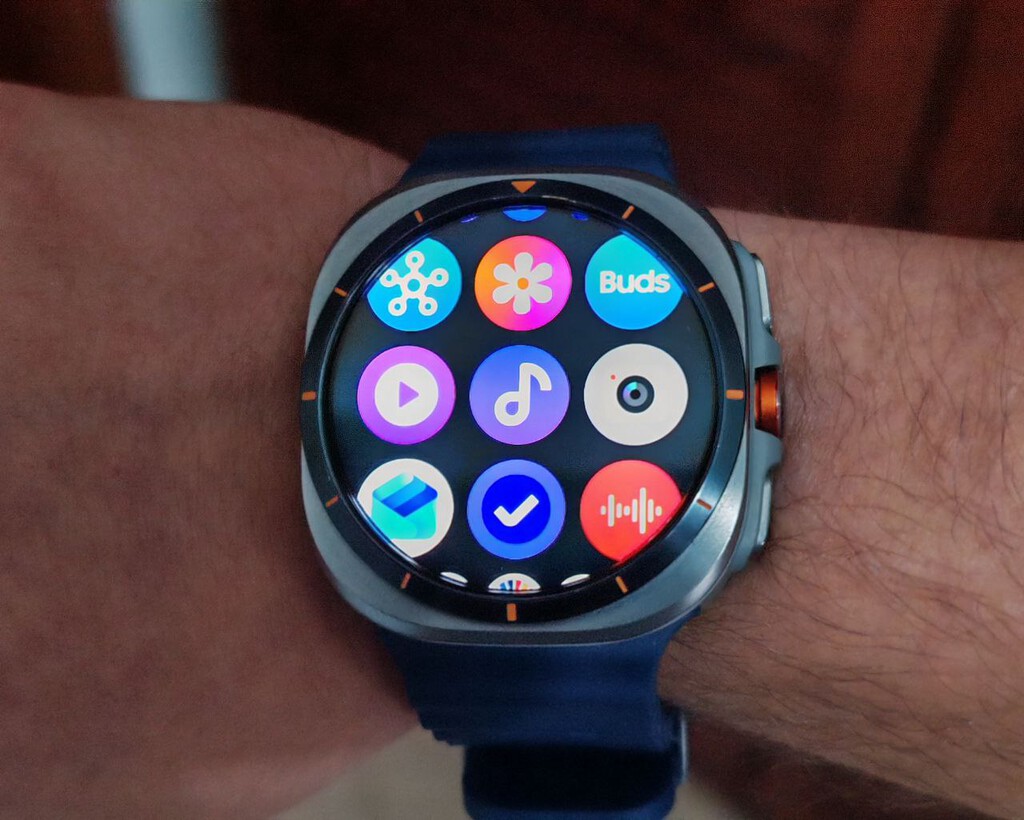 Tu Galaxy Watch puede ayudarte a escuchar música o podcasts sin conexión a Internet. No necesitas ninguna suscripción para ello