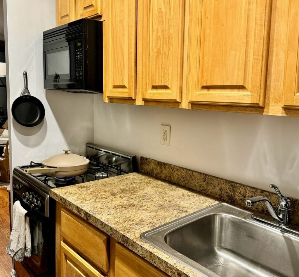 Cómo transformar una cocina sin pintar ni tocar los  armarios y darle un vuelco radical: es una ideaza para pisos de alquiler 