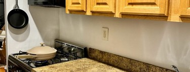 Cómo transformar una cocina sin pintar ni tocar los  armarios y darle un vuelco radical: es una ideaza para pisos de alquiler 