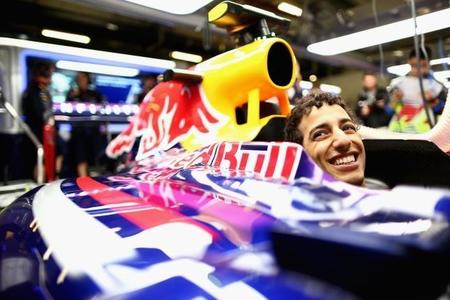 Daniel Ricciardo irrumpe en el terreno de Sebastian Vettel