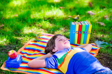 El verano no es para hacer deberes, los niños merecen descansar y aprender en libertad