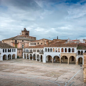 El pueblo en común de Jordi Évole y Jordi Hurtado es una sorpresa rural en pleno Cáceres con castillo sumergido, una plaza mayor impresionante y restos romanos