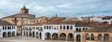 El pueblo en común de Jordi Évole y Jordi Hurtado es una sorpresa rural en pleno Cáceres con castillo sumergido, una plaza mayor impresionante y restos romanos