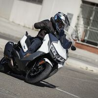 Adiós a las motos en las ciudades. Según la DGT, pronto "la única forma de acceder será en transporte público" 