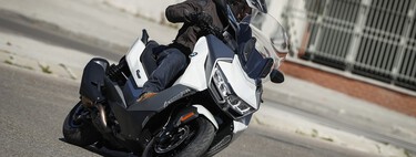 Adiós a las motos en las ciudades. Según la DGT, pronto "la única forma de acceder será en transporte público" 