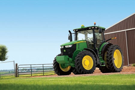 Unos soldados rusos robaron tractores en Ucrania y su tecnología les dejó en ridículo: John Deere los desactivó y ya no sirven