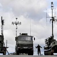 El disparatado número de drones ha convertido el cielo de Ucrania en la M-30 en hora punta. Identificar al enemigo es un peligro