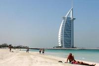 Pareja británica enjuiciada por besarse y beber en público en Dubai