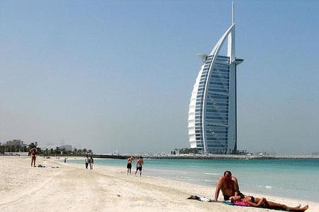 Pareja británica enjuiciada por besarse y beber en público en Dubai